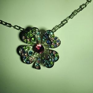 Woman's 4 leaf clover crystal necklace. With 18 kt. White gold chain